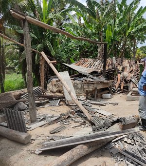 Prefeito Pino visita casa de farinha destruída em Piaba Grande e garante reconstrução