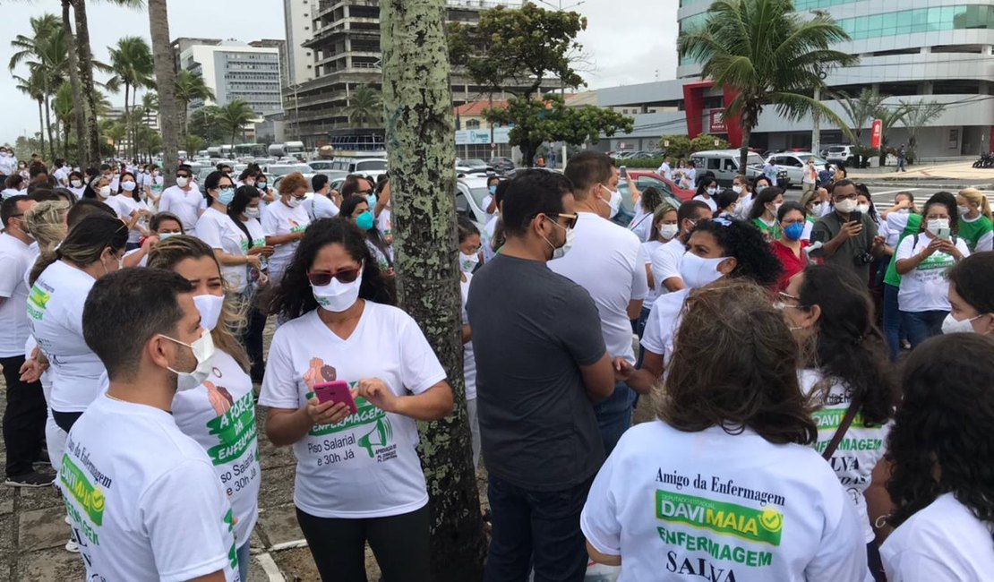 Enfermeiros realizam carreata na orla de Maceió e pedem instituição do piso salarial