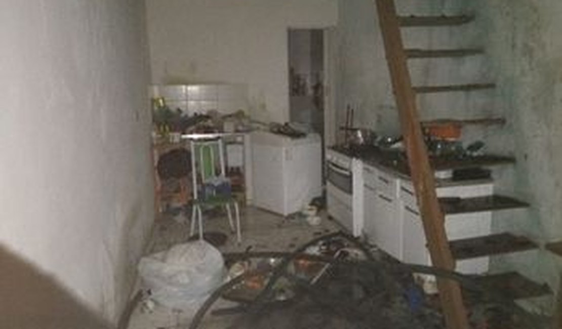Princípio de incêndio atinge residência no Jacintinho, em Maceió