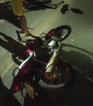 Motociclista fica ferido após colidir em carroça de burro em frente a motel em Palmeira