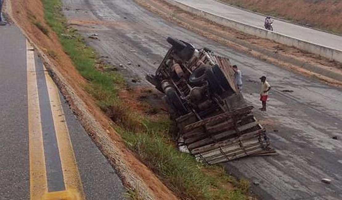 Chuva pode ter ocasionado capotamento de caminhão em estrada próxima a Junqueiro
