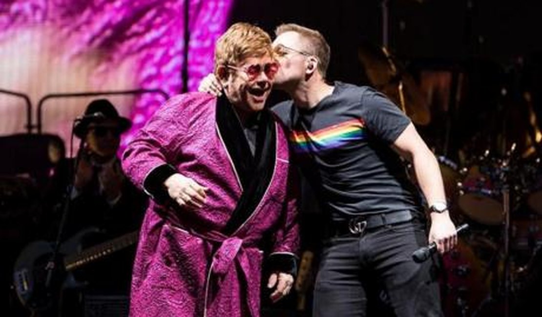 Elton John canta 'Your Song' com ator que o interpretou em 'Rocketman'