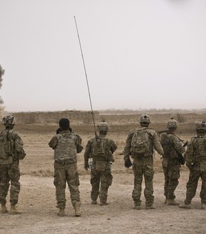 Ataque talibã contra base militar deixa pelo menos 43 mortos no Afeganistão