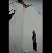 [Vídeo] Raios destroem estruturas de prédio e assustam moradores de Cacimbinhas