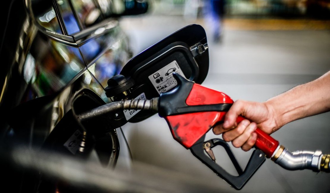 Gasolina em Maceió continua custando até R$ 7