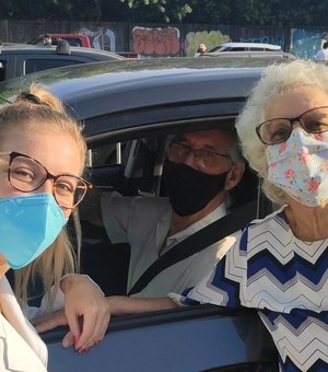 Estudante de enfermagem vacina avós contra a Covid durante reencontro em drive-thru
