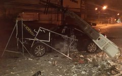Motorista perde controle do veículo, derruba poste e foge do local em Maceió
