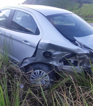 Motorista perde o controle de veículo e causa acidente na entrada de São Luís do Quitunde