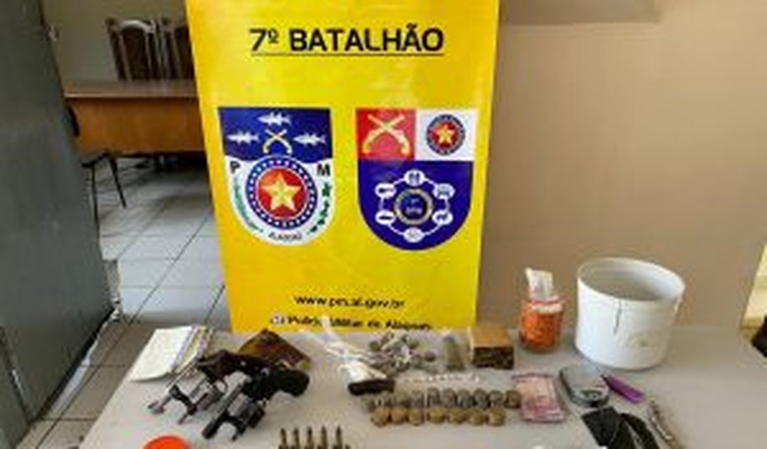 Drogas, armas e munições são apreendidas pela PM dentro de residência em Santana do Ipanema