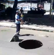 Buraco de dois metros abre em rua do Clima Bom e moradores isolam o local