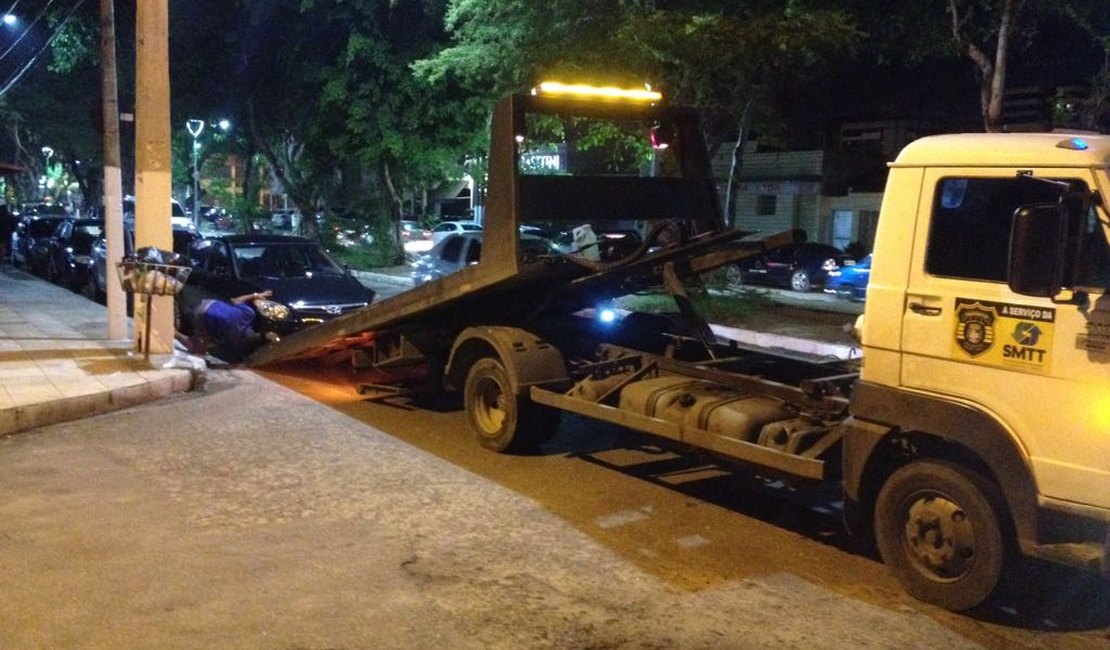 Operação Bares flagra mais de 30 veículos estacionados de forma irregular