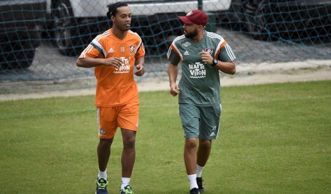 Ronaldinho Gaúcho vai a campo e faz primeiro treino pelo Flu