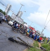 Carro colide em moto, bate em poste e motociclista morre em Jacarecica
