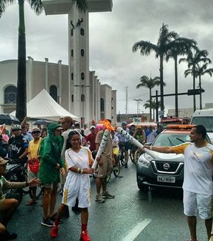 Arapiraca se rende a passagem do símbolo olímpico