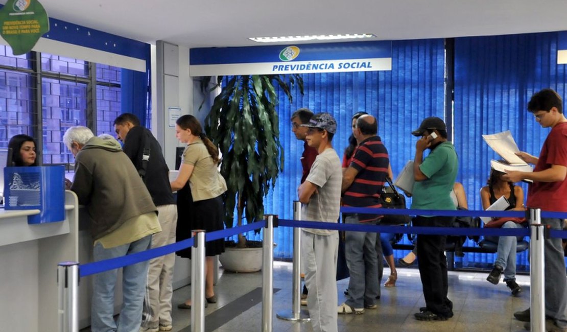 Bolsonaro autoriza contratação de terceiros para agilizar serviços do INSS