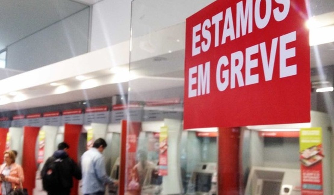 Bancários completam um mês de greve e dão abraço simbólico na Caixa no Rio