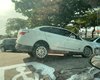 Após acidente, carro sobe em canteiro da rotatória do Jaraguá