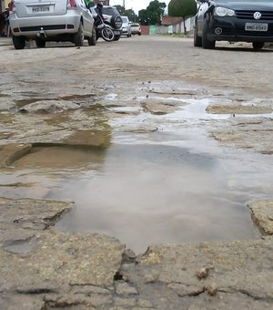 [Vídeo] Moradores do bairro Baixão reclamam de vazamento de água em Arapiraca 