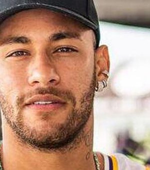 Neymar é flagrado bebendo e passando objeto 'estranho' para amigo