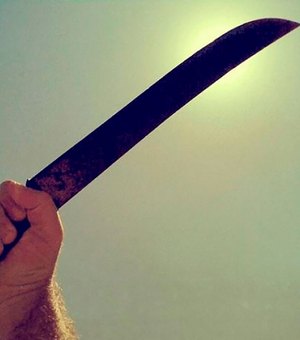 Homem é preso após tentar mata a esposa com facão em Maceió