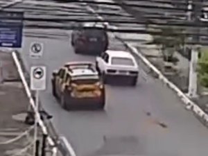 Motorista suspeito de embriaguez desafia autoridades em fuga perigosa no centro de Maceió