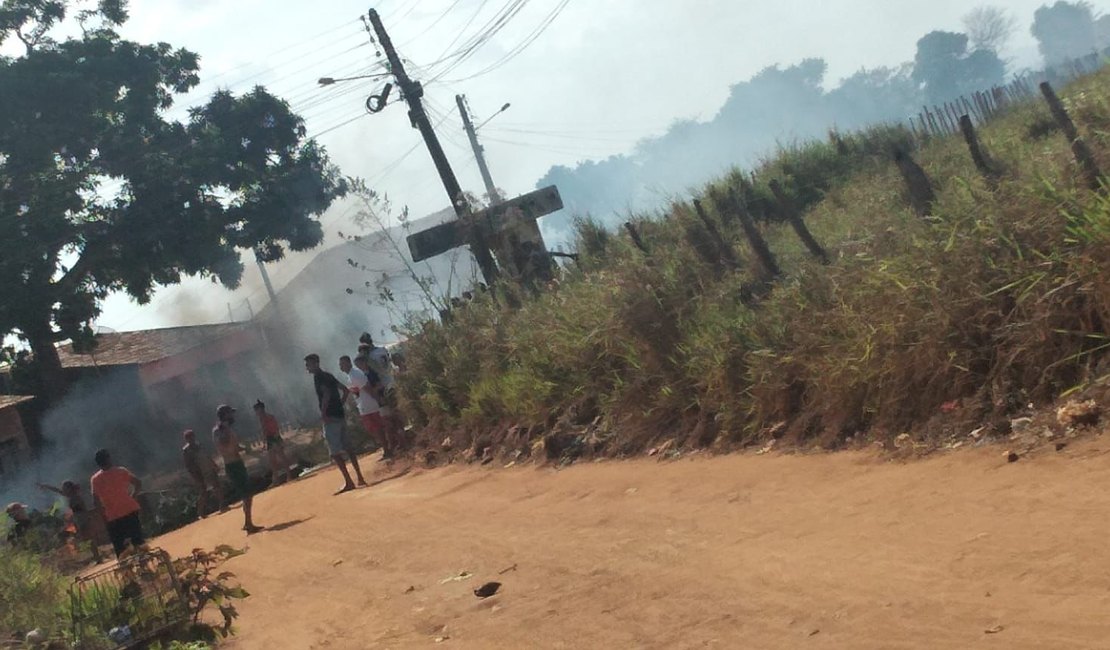 [Vídeo] Moradores dos povoados Barro Vermelho e Cangandu queimam pneus em protesto à falta de água