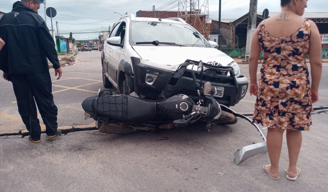 [Vídeo] Motociclista não percebe semáforo vermelho e é atingido por veículo em cruzamento de Arapiraca
