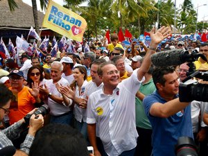 Multidão toma conta da orla de Maceió em apoio ao senador Renan