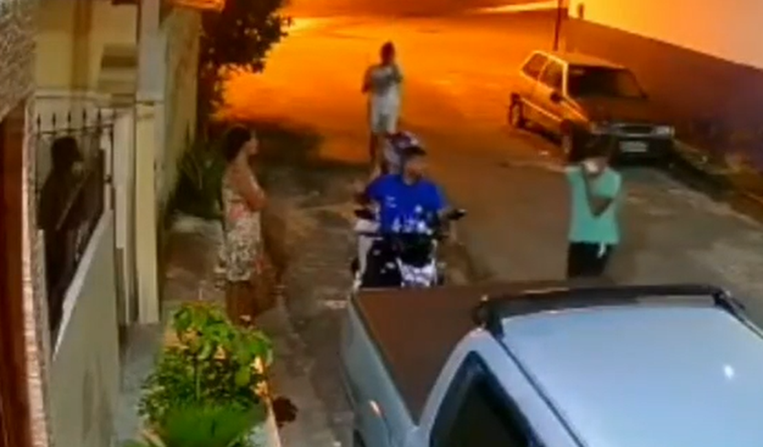 [Vídeos] Câmera de segurança flagra homens armados roubando motocicleta