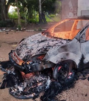 Carro fica completamente destruído após incendiar em Junqueiro