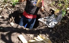 Policial desenterra drogas em um terreno baldio