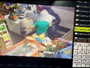 Vídeo flagra criança dando chutes e tapas em ladrões para defender pai