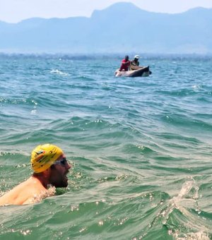 Homem nada por 54 dias em lago infestado de crocodilos para quebrar dois recordes mundiais