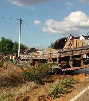 Ônibus com romeiros colide com caminhão e deixa mortos e feridos
