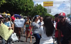 Contra cortes na Educação, manifestantes se reuniram no Centro de Delmiro Gouveia 