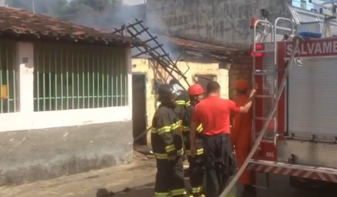 Residência pega fogo e fica destruída em Maceió; duas crianças são resgatadas
