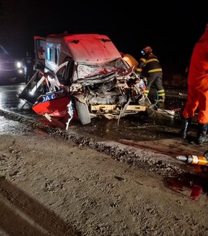 [Vídeo] Técnica em enfermagem  e paciente morrem  em grave acidente na AL 115