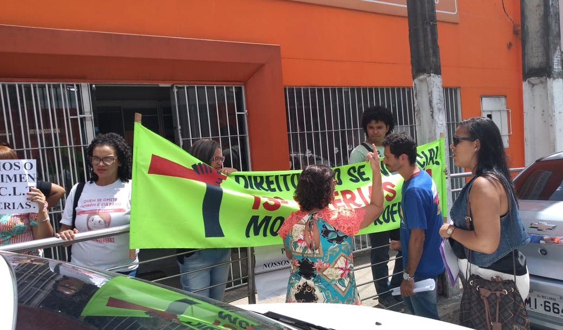 Rio Largo: professores contratados protestam contra falta de pagamentos