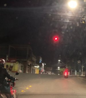 Motoristas e motociclistas desrespeitam semáforo vermelho e se arriscam em Arapiraca