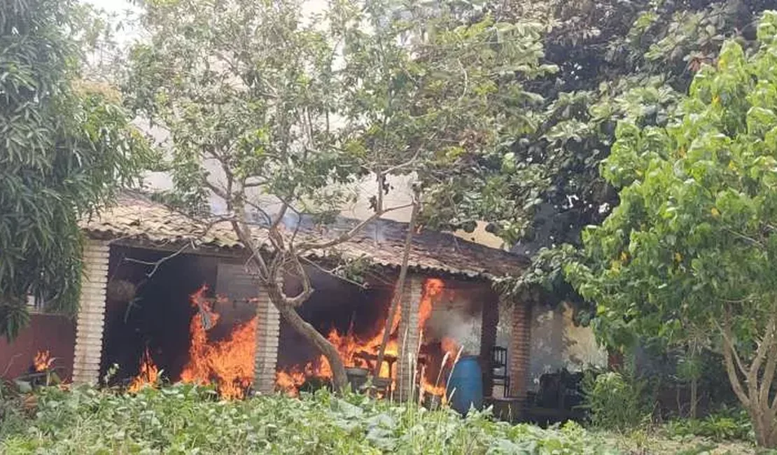 Bombeiros combatem incêndio em residência, na cidade de Coité do Nóia