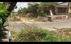Moradores que precisam do auxilio de tijolos para atravessar a rua Paulo Afonso pedem solução, em Arapiraca