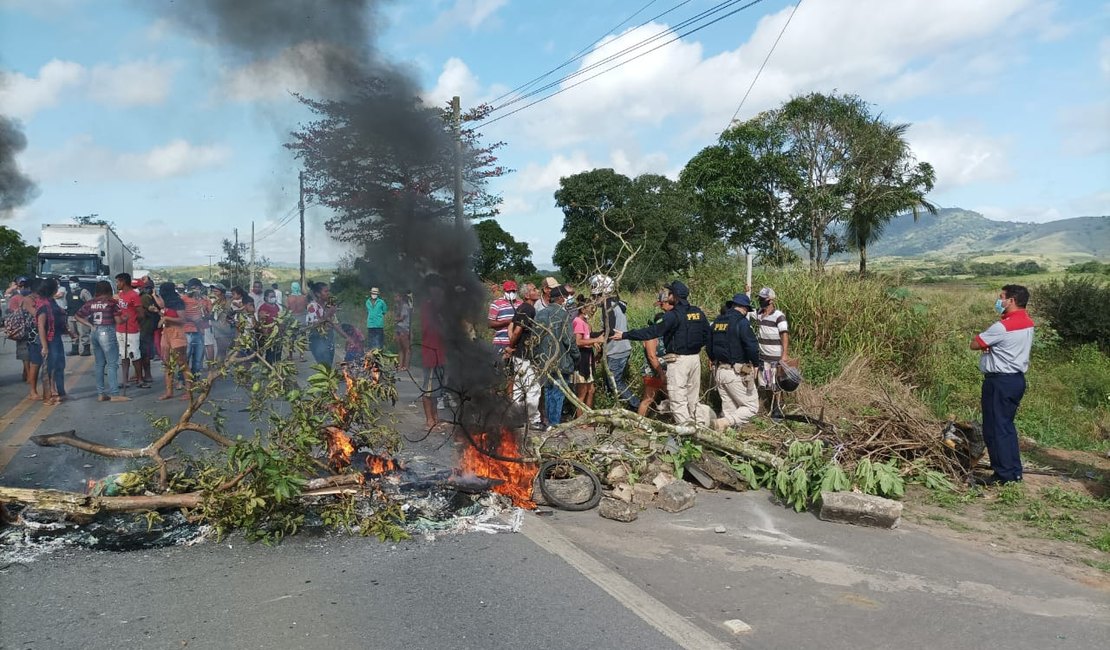 Manifestantes sem-terra protestam na BR-104, em União dos Palmares