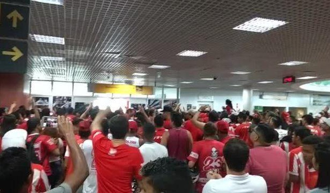 Torcedores do CRB fazem protesto no aeroporto Zumbi dos Palmares