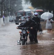 Chuva invade prédios, cobre carros e isola moradores em São Paulo
