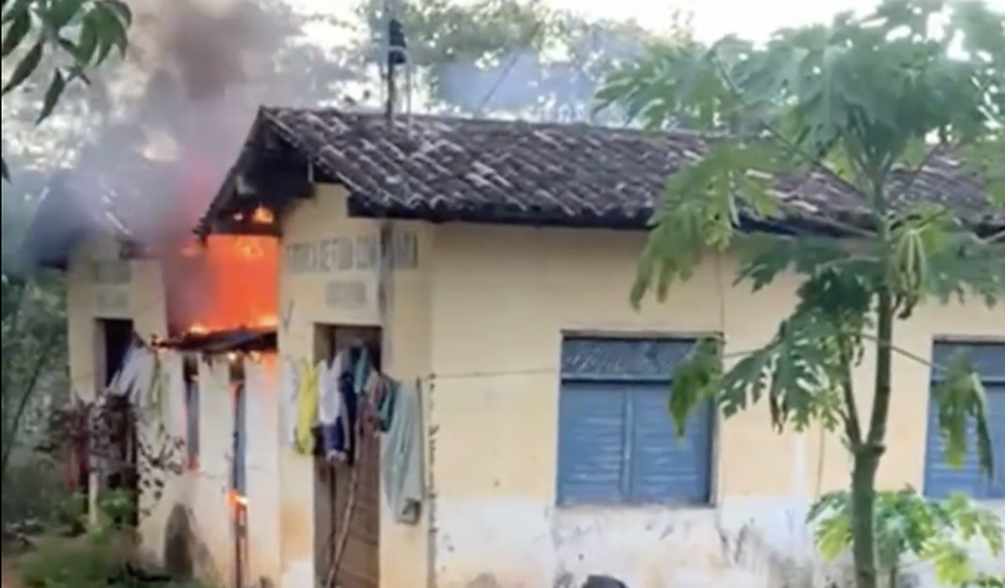 [Vídeo] Residência fica destruída após jovem com problemas psiquiátricos atear fogo