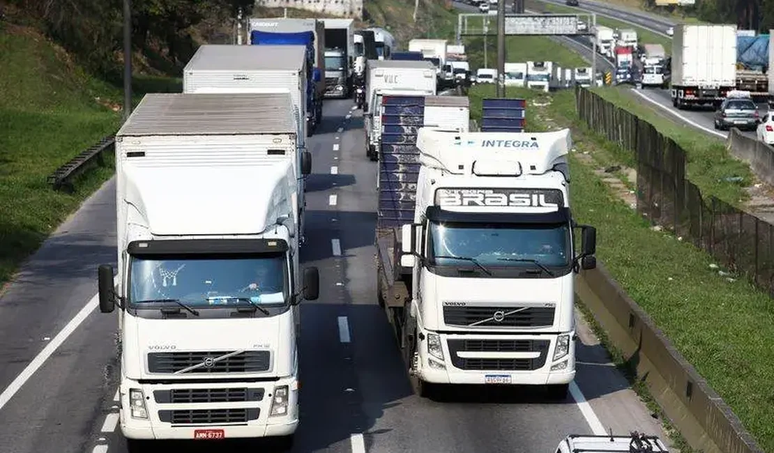 Por pressão de caminhoneiros, ala do governo quer subsídio imediato ao diesel