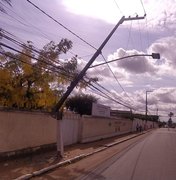 Motorista embriagado bate em poste e deixa bairros de Palmeira sem energia