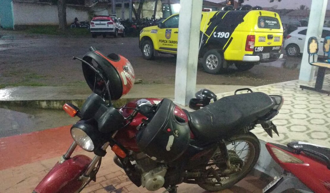 Indivíduo é preso com moto roubada dentro de prédio abandonado