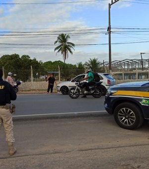 Moradores da Forene bloqueiam BR-104 reivindicando melhoria no transporte