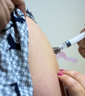 Maceió inicia vacinação de pessoas acima dos 26 anos nesta terça (03)